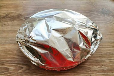 Üstünü folyoyla kapla ki dolguya değmesin..