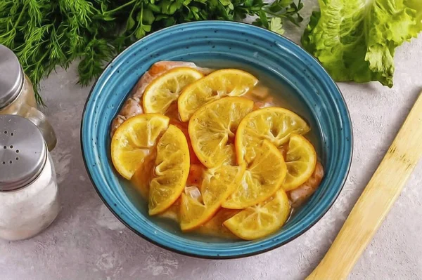 Cover with cling film, leaving a little space for air, place in the refrigerator for 24 hours. After the indicated time, you will see how much liquid has come out of the fish pulp.