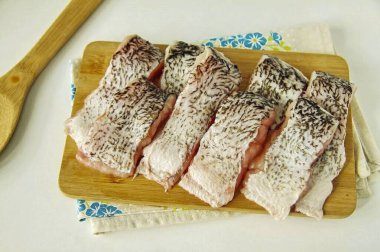 Sonra her parçayı iki parçaya böleceğiz. Sırtı ve mümkünse büyük kemikleri ayıracağız..