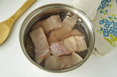 Soğutulmuş salamuraya sirke ekle ve balık parçalarını indir. Üzerine küçük bir tabak koy ve balığı 1-1,5 gün buzdolabında marine etmek için çıkar..