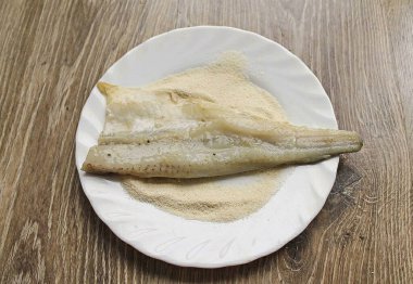 Bir tabağa irmik dök ve balığı tamamen demle..