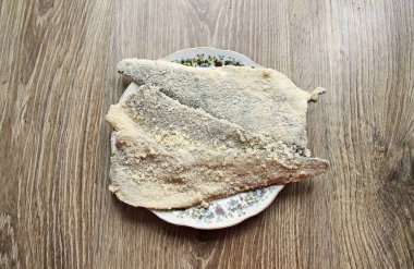 Yağlar ısınana kadar filetolar birkaç dakika beklesin..