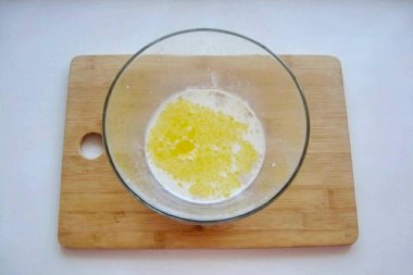 Kaseye erimiş tereyağı ekle..