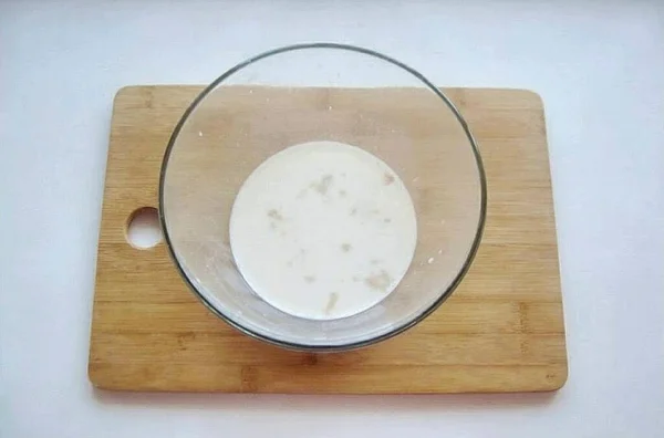 Dissolve yeast in warm milk, any capacity.