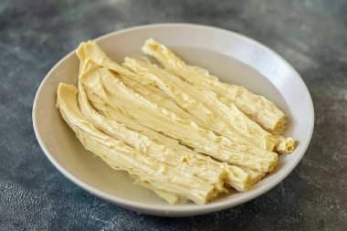 Gece boyunca soya kuşkonmazını soğuk suda ıslat..