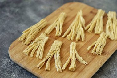 Sonra, bir taraftan kuşkonmaz dilimlerini kes..