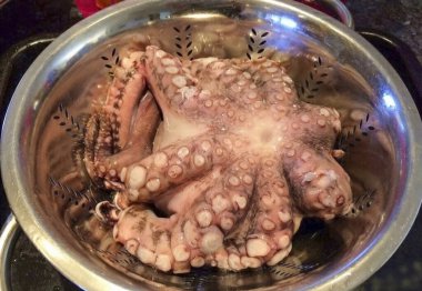 Ahtapot leşini yıkayıp kurutuyoruz. Tadına bakmak için biber serpin. Tuz buna değmez, et zaten tuzlu..