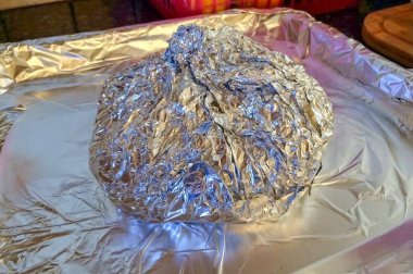 Şimdi ahtapotu folyoya sıkıca sarıyoruz. Önemli olan sızıntı yapmaması, çünkü et kendi suyunda pişmeli..