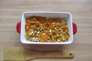 Sebze ve mantarları pişirme kabına koy..