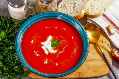 İlkini derin kaselere dök ve ekşi kremayla servis et. Sıcak yaz mevsiminde ekşi kremayla servis edilebilen güzel kokulu bir çorbanın ideal bir çeşidi..