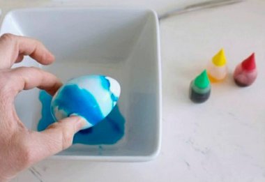 Bir kaseye az miktarda boya koy. Bir tutam sirke ya da su ekle. Biraz renk katmak için haşlanmış yumurtayı suya batır..