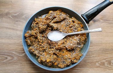 Kalan yağı tavaya dökün ve mantar karışımını transfer edin. Tuz ekle ve karıştır.