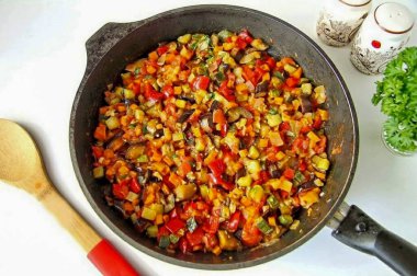 Sonunda, istediğiniz mevsimlik taze otları ekleyebilirsiniz. Sebze havyarı hazır..