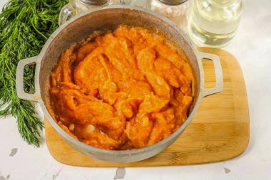 Kazanın içindekileri o zamana kadar minimum ısıda karıştır, havyar konteynırın duvarlarından çıkana kadar. Isıtıcıyı kapat. Havyarda ne kadar az yağ olursa, o kadar düzenli olacağını unutmayın. Ya da tam tersi. Tabağı soğutun.