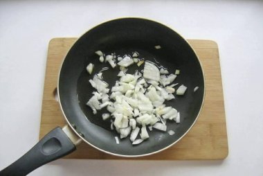 Soğanı soy, yıka ve güzelce doğra. Bir tavaya yerleştir.