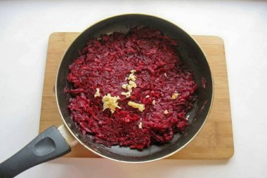 20 dakika daha domatesli havyar ısıt ve kapat. Arzu ediyorsanız doğranmış sarımsak ekleyin.