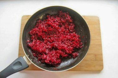 Havyarla sarımsağı tavada karıştır..