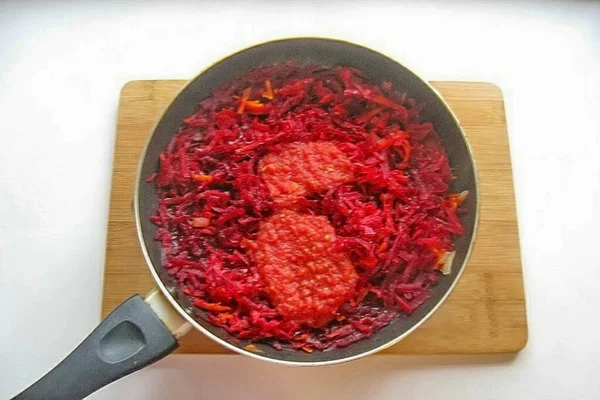 Tavaya biraz su dökün. Yumuşayana kadar sebzeleri ısıtın ve kaynatın. Ara sıra karıştır ve tavada sıvı olduğundan emin ol. Sonra domates suyu ya da domates ezmesi ekle. Tuz ve şekerli mevsim. Havyarı karıştır..