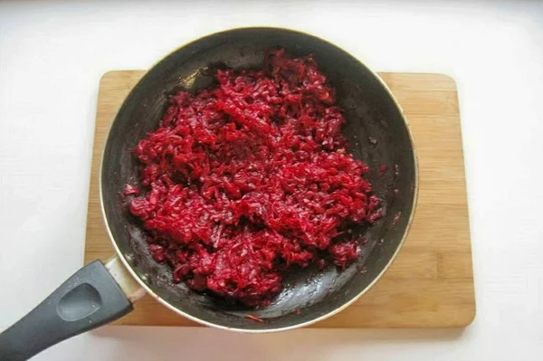 Havyarla sarımsağı tavada karıştır..