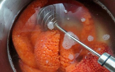 Şimdi her şeyi eritmek için suyu tuz ve şekerle ayrı ayrı kaynatın. Bu salamura ile Yastiki dök, çırpmaya başla, omlet gibi..