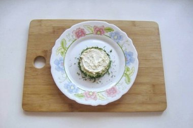 Bir tarafını krem peynirle fırçala.