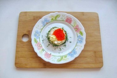 Yumuşak tereyağındaki çiçekleri dikmek için yıldız eklentili bir yemek poşeti kullan..