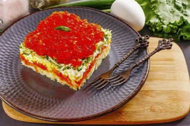 Salatayı soğutulmuş servis et. Kırmızı havyarlı parlak ve iştah açıcı bir salata festival masası için ideal bir yemektir. Bir yemek için sebze ve tavuk yumurtası önceden kaynatılabilir ve servis edilmeden önce salatayı toplayabilirsiniz..