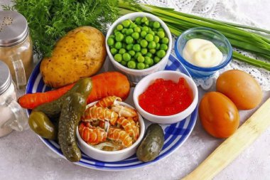 Gerekli tüm malzemeleri hazırlayıp önünüze koyun. Patates, havuç ve tavuk yumurtası..