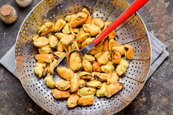 Sieb Einen Topf Mit Kochendem Wasser Geben Muscheln Minuten Dünsten — Stockfoto