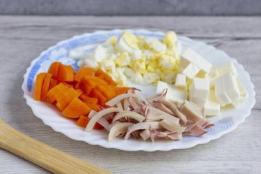 Yumurta, havuç, peynir ve mürekkep balığı. Her şeyi karıştırıcı kaseye koy ve yapıştırıcıya kadar yumrukla..