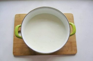 Sütü tencereye dök ve ocağın üstüne koy..