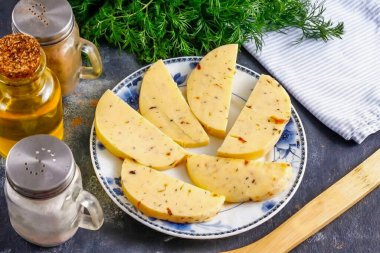 Peyniri küp ya da yarım halka şeklinde kes. En az 0.5 cm kalınlığında..