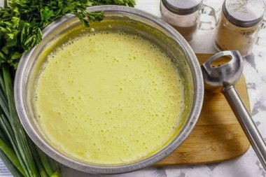 Kaymak tabakasını pürüzsüz olana kadar el blendırıyla temizleyin.