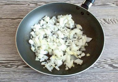 Soğanı küçük küplere ayır. Yumuşayana kadar sebze yağında kızart.