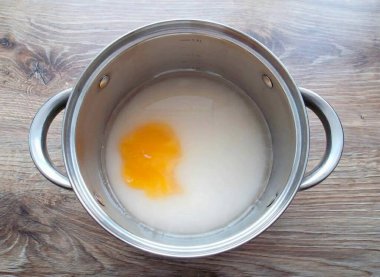 Önce şurubu kaynatın. Tencereye şeker dök, bal ekle, su ve limon suyu dök..