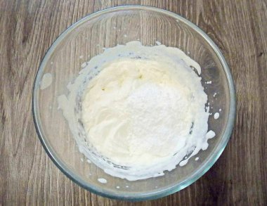 Krema şekeri ekle ve pürüzsüz olana kadar vur. Tozda yumru görürseniz, ince bir elekten geçirin..