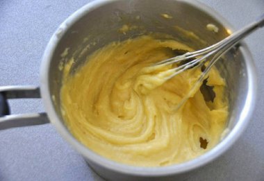 Hamuru pürüzsüz olana kadar yoğur, sonra büyük yıldız eklentisi olan bir torbaya transfer et..