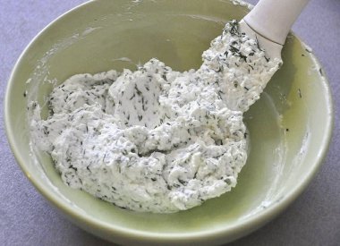 Peyniri iyice karıştır ve hamur torbasına koy..