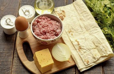 İnce pide ekmeği ve dolguyu yapmak için gerekli malzemeleri hazırlayın. Eti önceden kıyma makinesinden geçirip, homojen kıymalı et elde etmek..