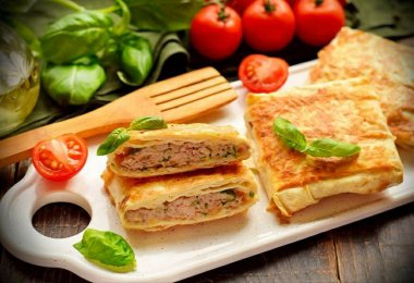 Etli ve peynirli lavaş zarfları turtalara harika bir alternatiftir. İnce pide hamur görevi görür. Seçmek için çok çeşitli ürünler kullanabilirsiniz..
