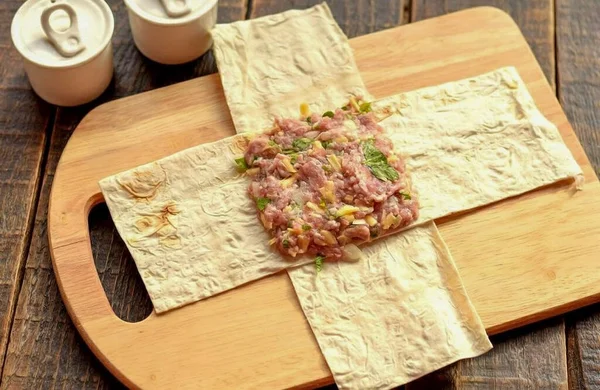 Tagliare Sottile Foglio Pane Pita Strisce Uguali Circa Dimensione Piegare — Foto Stock