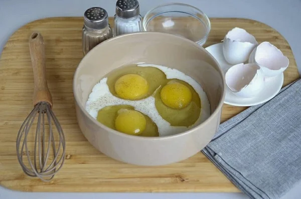 Ένα Βαθύ Δοχείο Αναμείξτε Αυγά Γάλα Αλάτι Μια Πρέζα Πιπέρι — Φωτογραφία Αρχείου