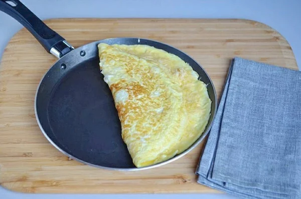 Minuto Antes Que Tortilla Esté Completamente Cocida Espolvorea Mitad Con —  Fotos de Stock