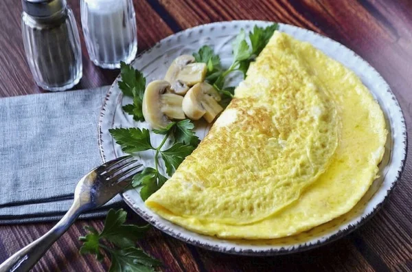 Recipe for Omelet With Cheese. The classic version, which you can make your own amendments to taste. See the recipe!