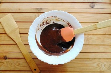 Çikolatayı ekşi kremayla karıştır..