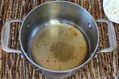 Meyve şurubunu bir tencereye dök ve jelatini ekle. Karıştır ve 3-5 dakikalığına git. Sonra tavayı ateşe koy ve 60 dereceye kadar ısıt..