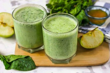 Hazırlanmış sağlık içeceğini bardaklara ya da bardaklara doldurun, içecek en fazla vitamin ve minerali içerene kadar hemen servis edin. Sağlıklı beslenme ya da diyette olanlar sağlık içeceğine bayılacaklardır. Ispanak içeceğe parlak bir renk ve elma verir.,