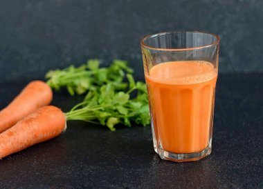 Havuç tazeliği hazır. Havuç taze sadece lezzetli bir içecek değil, aynı zamanda sağlıklıdır. Havuç A vitamini bakımından zengindir ama sadece yağlarla birlikte emilir. Bu yüzden taze havucu yulaf kremiyle hazırlayalım! Afiyet olsun.!