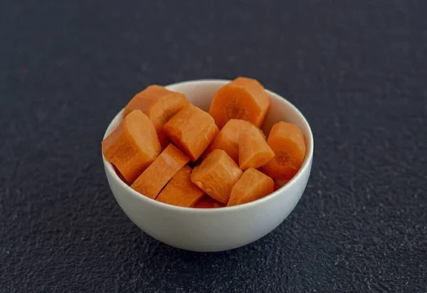Peel Carrots Cut Medium Sized Slices — Stock fotografie