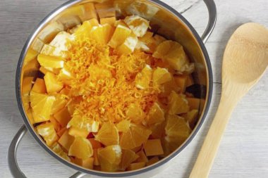 Portakalları yıka, tadı güzel bir rendeyle çıkar. Sonra kalan kabuğu çıkar ve portakal hamurunu dilimlere ayır, tohumları ayır. Balkabağına portakal tadı ve posa ekle.